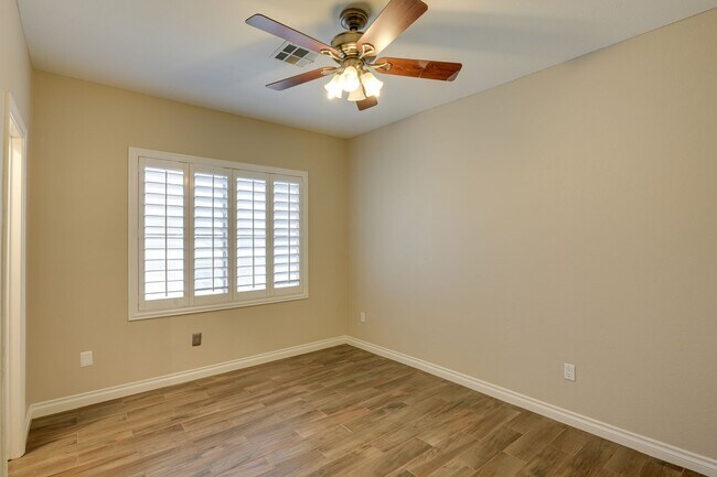Building Photo - Luxurious 4 bd 3.5 bth Henderson Home in G...