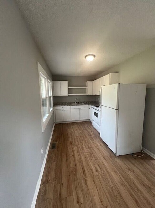 Building Photo - Remodeled 4 Bed 2 Bath House