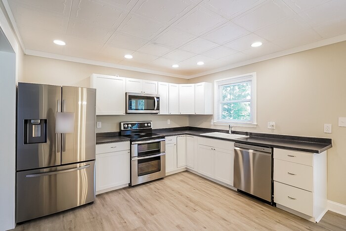 Building Photo - 2044 Dinsmore Rd