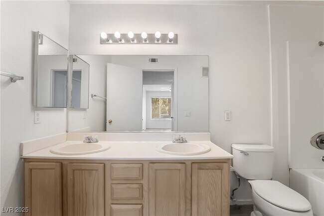 Building Photo - 3059 Key Largo Dr