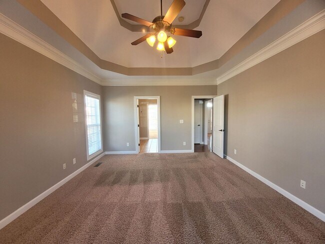 Building Photo - - Majestic 3 Bedroom 2.5 Bath + Bonus Room...