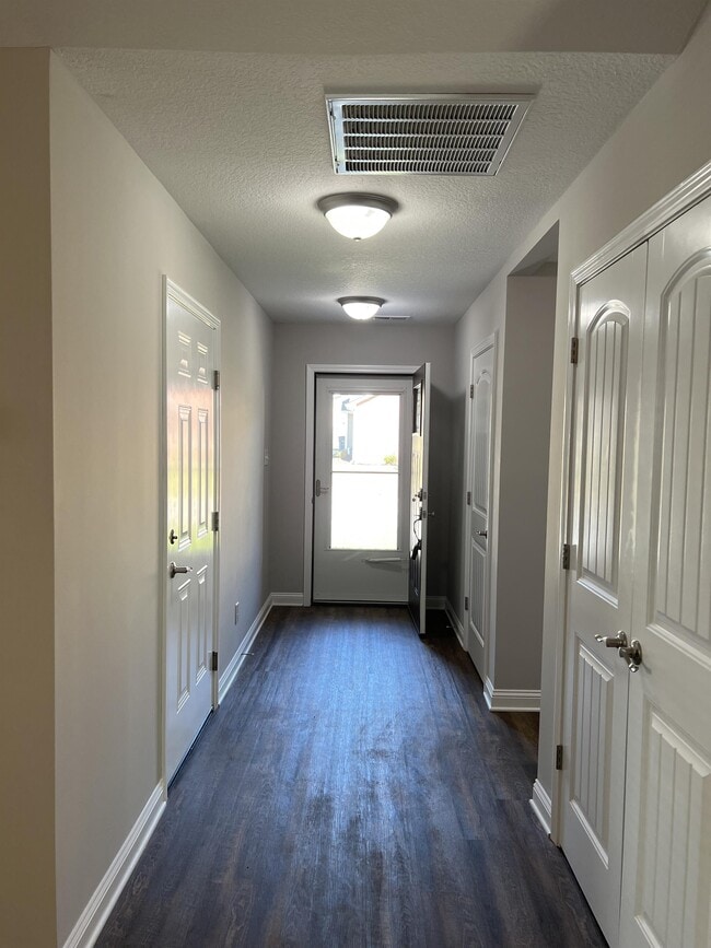 Building Photo - 800 Spring Park Rd