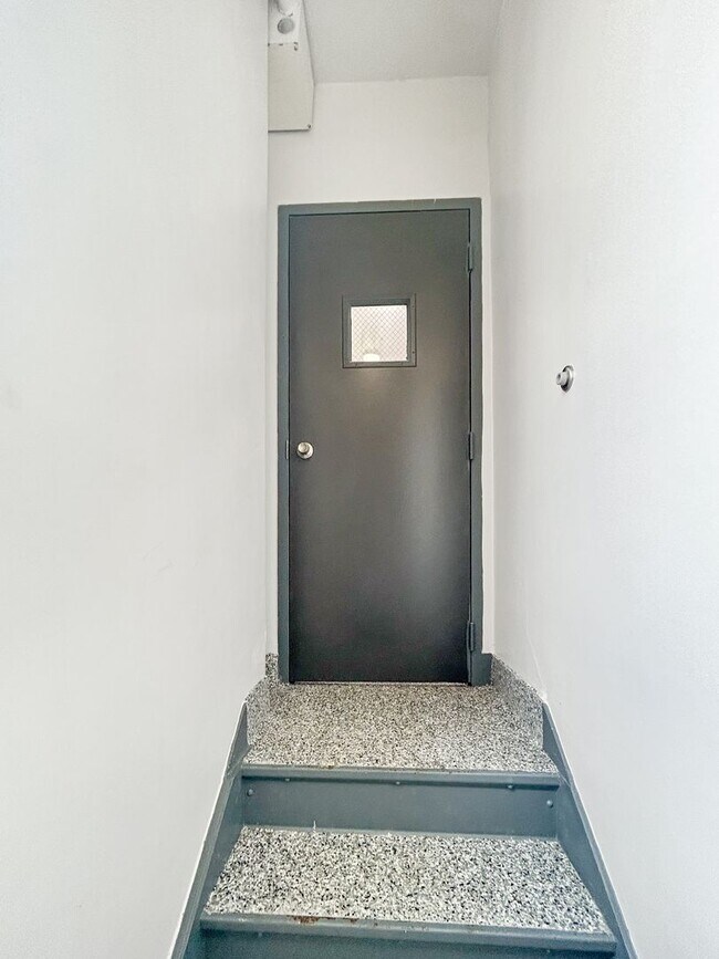 Building Photo - 101 E Lincoln Ave