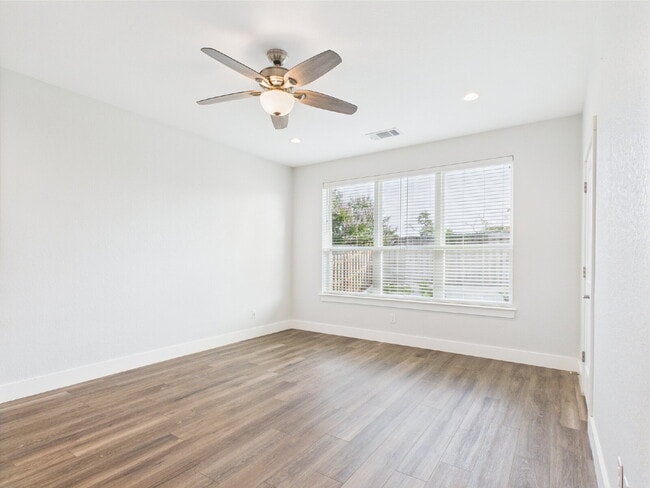 Building Photo - 3-Bed, 2-Bath Home in Fredericksburg – You...