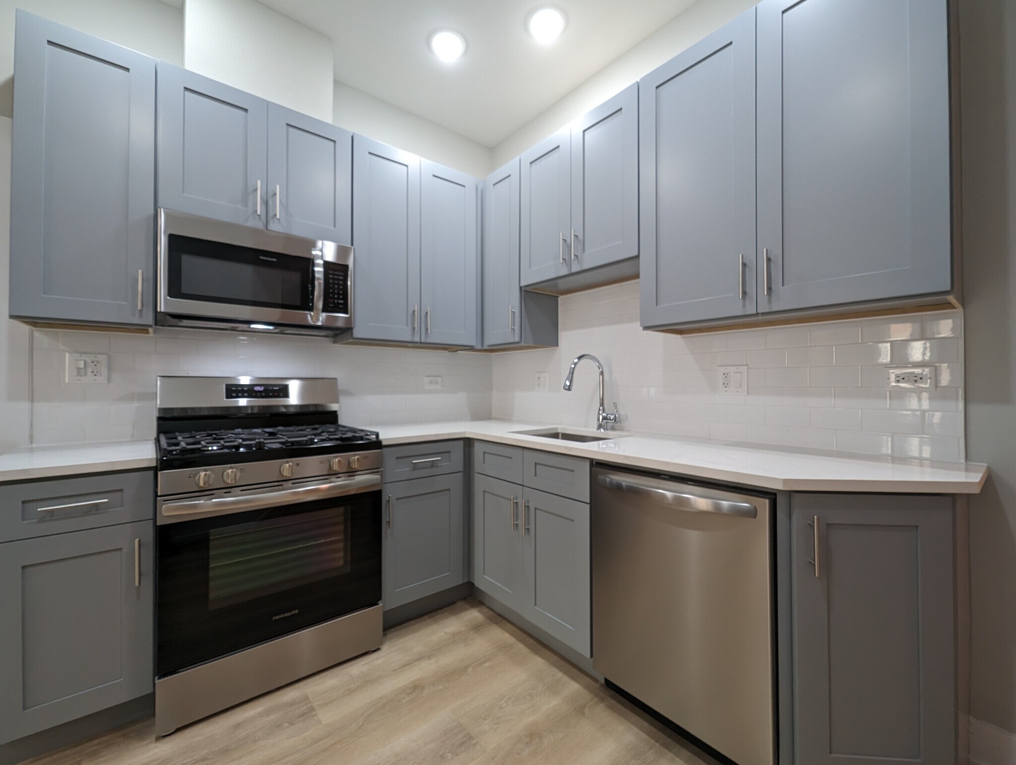 Building Photo - 440 W Belden Ave