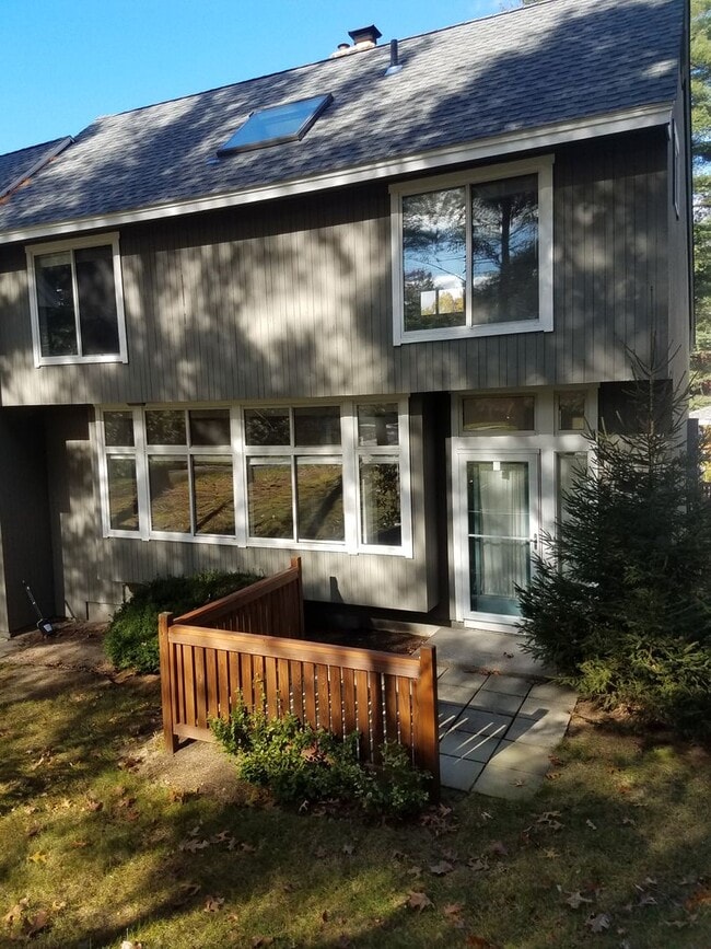 Building Photo - Stratton Forest Condo