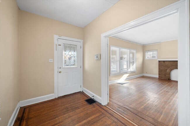 Building Photo - Spacious 4BR/2BA Home with Hardwood Floors Throughout!