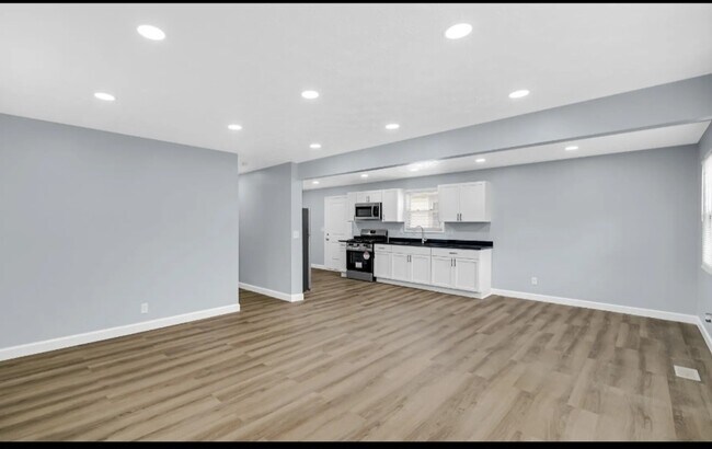 Building Photo - 3106 N Harding St