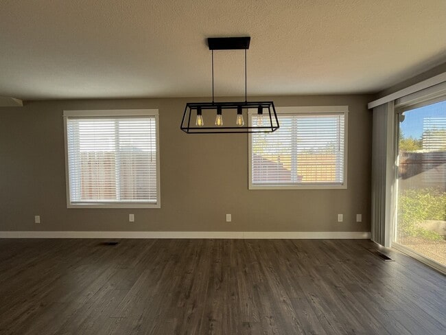 Building Photo - Beautiful Single-Level 3 Bedroom Home with Modern Kitchen and Open Floor Plan