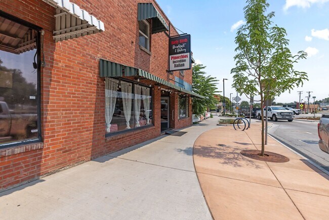Building Photo - 905 16th St