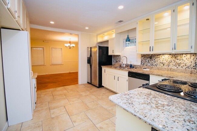 Building Photo - 3 Bedroom, 2 Bathroom in the Forest Acres ...