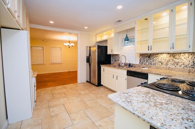 Building Photo - 3 Bedroom, 2 Bathroom in the Forest Acres Area - Available July 2026!