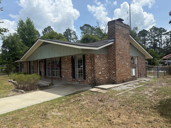 Building Photo - 100 Pineview St