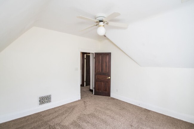 Building Photo - 3 bed 1.5 bath Downtown Valparaiso Home