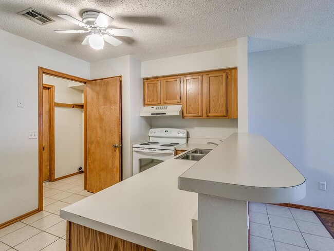 Building Photo - Adorable duplex in Norman