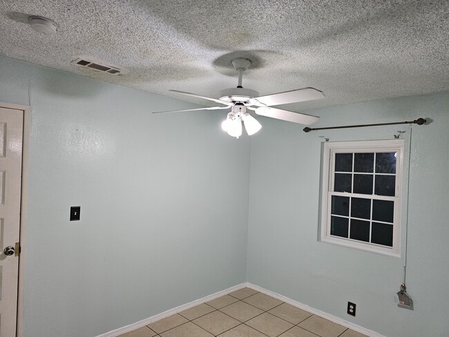 Ceiling Fan - 1405 S New Hampshire Ave