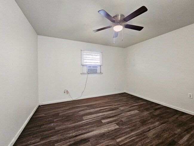 Building Photo - Charming 3 Bedroom Home