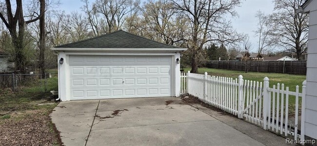 Building Photo - 20284 Melrose St