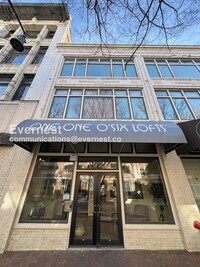 Building Photo - 2 Bed/2 Bath Condo with Modern Amenities / Pet-Friendly / Available Now!