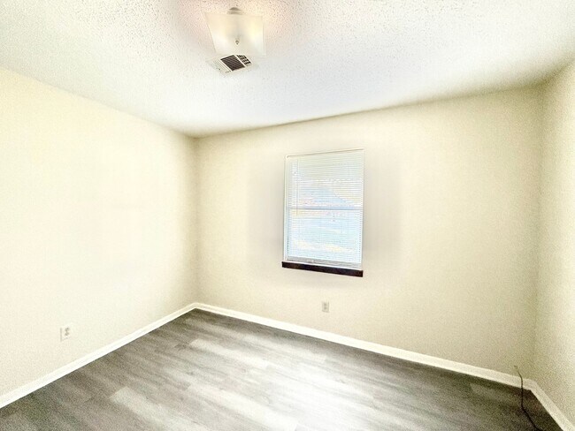 Building Photo - Charming 3-Bedroom Home