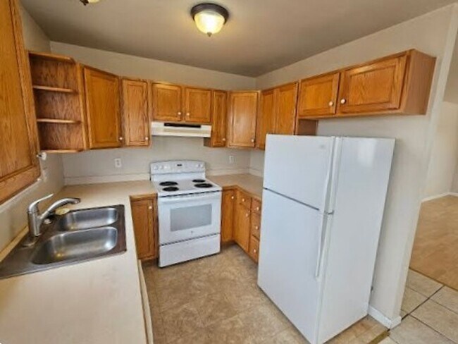 Building Photo - 3/2 Duplex with fenced yard and private courtyard