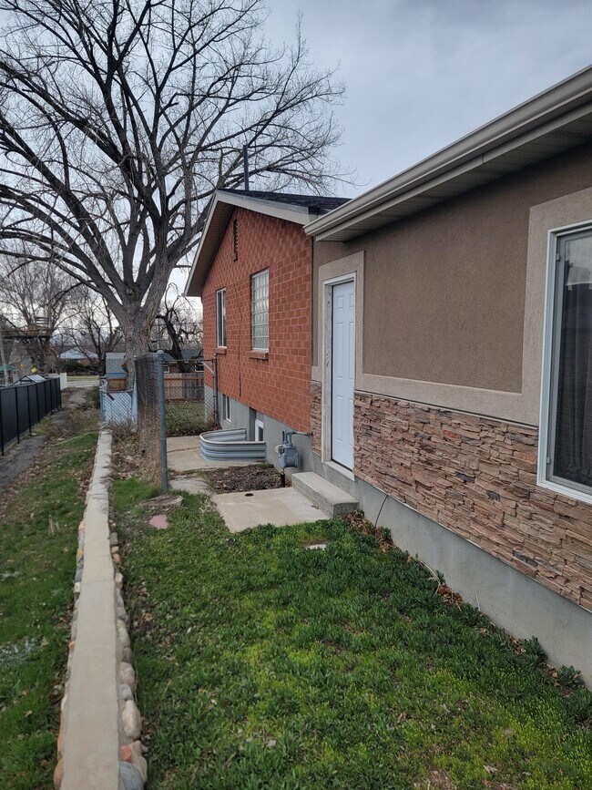 Building Photo - 2850 S 2750 E