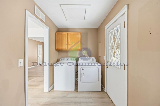 Building Photo - Spacious 3 Bedroom Single Family Home Near Downtown GR | $1795