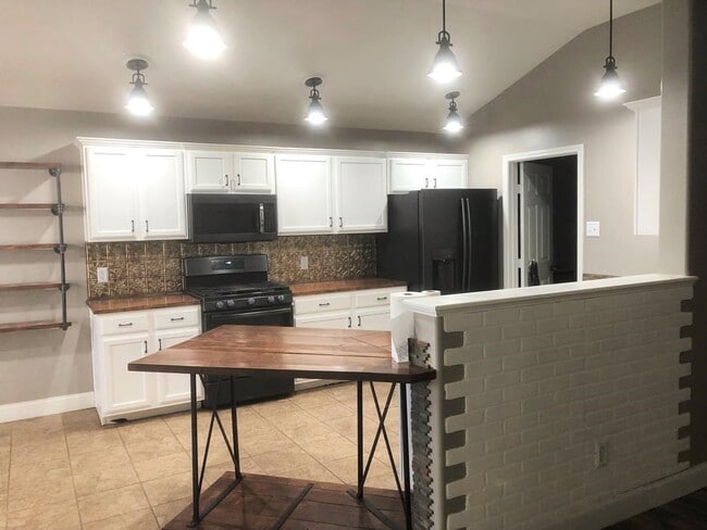 Building Photo - 619 Cabrillo Dr