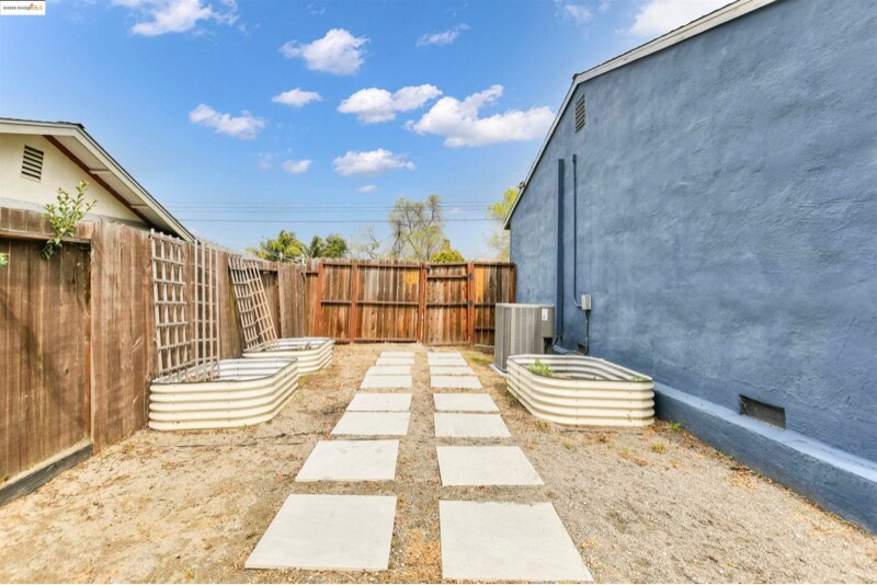 Building Photo - 2419 Erie Dr