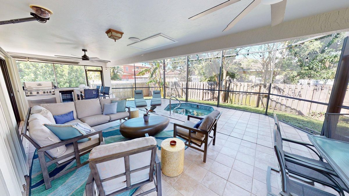 Building Photo - 663 110th Ave N