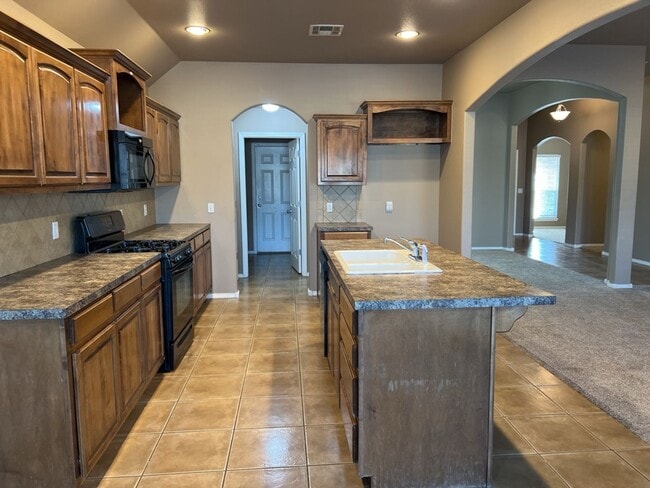 Building Photo - Welcome to this stunning 3-bedroom, 2-bathroom home located in the desirable Broken Arrow, OK.