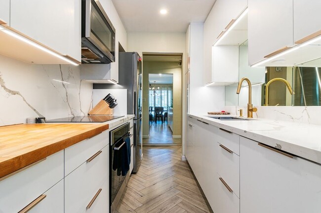 Building Photo - 117 S Doheny Dr