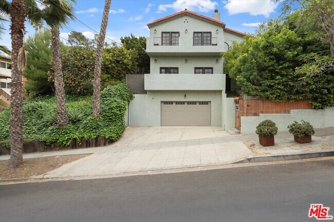 Building Photo - 816 Hyperion Ave