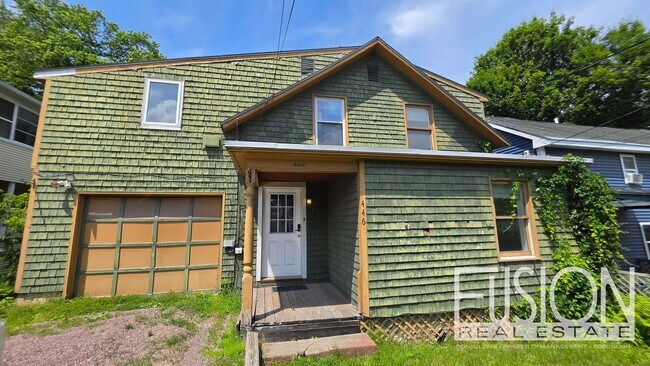Building Photo - 446 Colchester Ave
