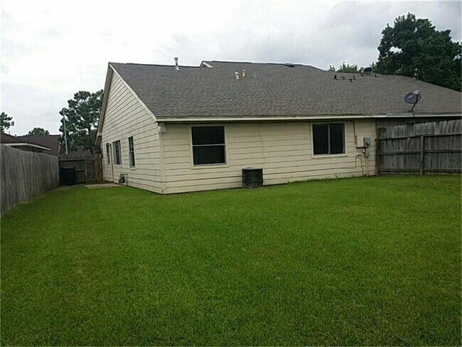 Building Photo - 3 bedroom, 2 bath Duplex to Make Home