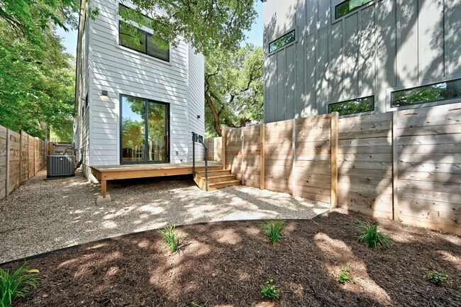 Building Photo - 1183 Oak Grove Ave