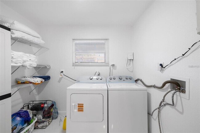 Building Photo - 8825 Oak St