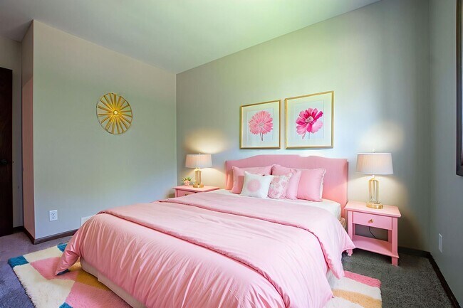 Building Photo - 3 Bedroom / 1.5 Bath with Fenced Backyard ...