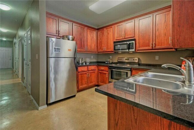 Building Photo - Great 1 bedroom on the corner of the 3rd f...