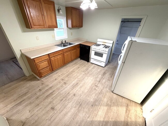 Building Photo - Pet Friendly 3 Bed 1 Bath Single Family Ho...