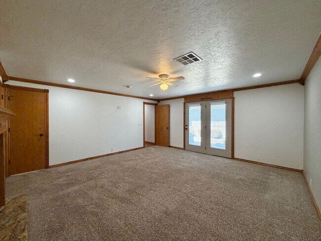 Building Photo - 6933 NW Eisenhower Dr