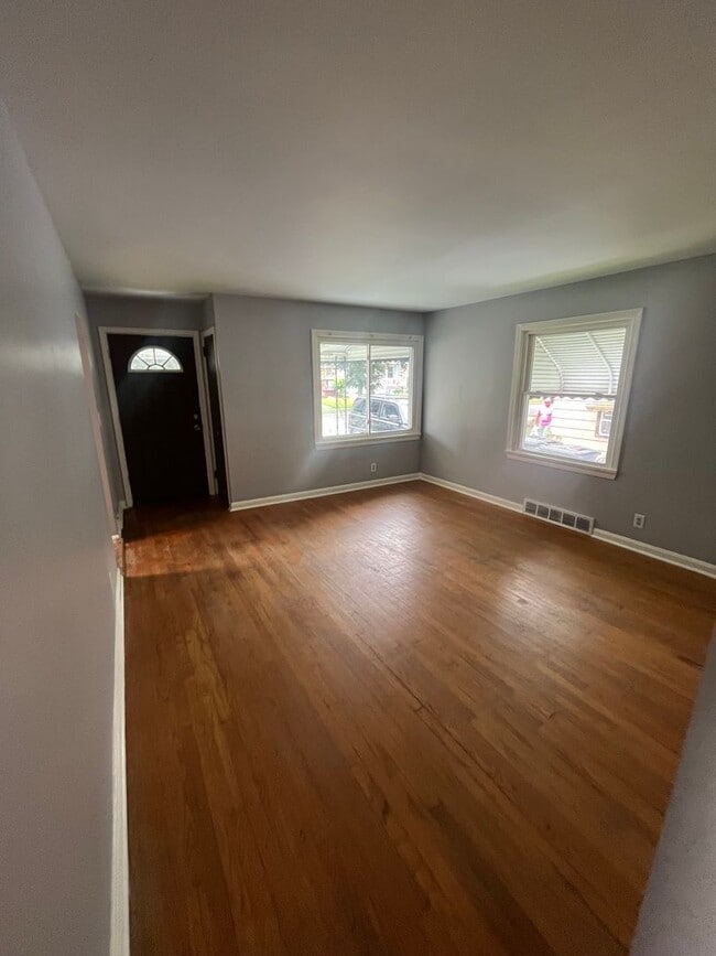 Building Photo - Section 8 Accepted! Newly Renovated 3-Bedr...