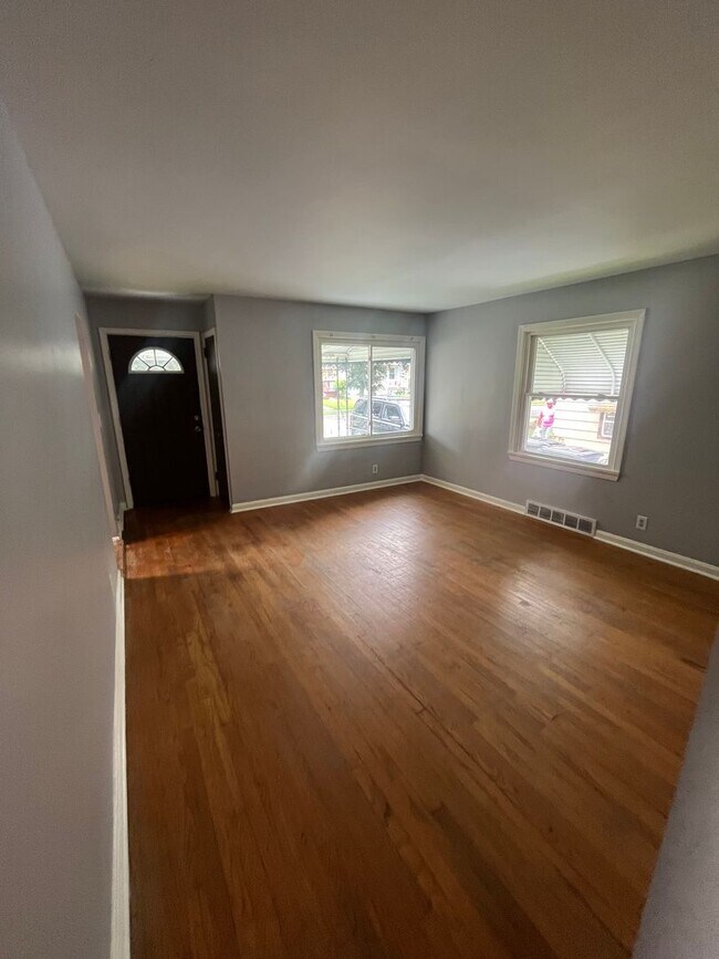 Building Photo - SECTION 8 AND EDEN ACCEPTED!! Newly Renova...