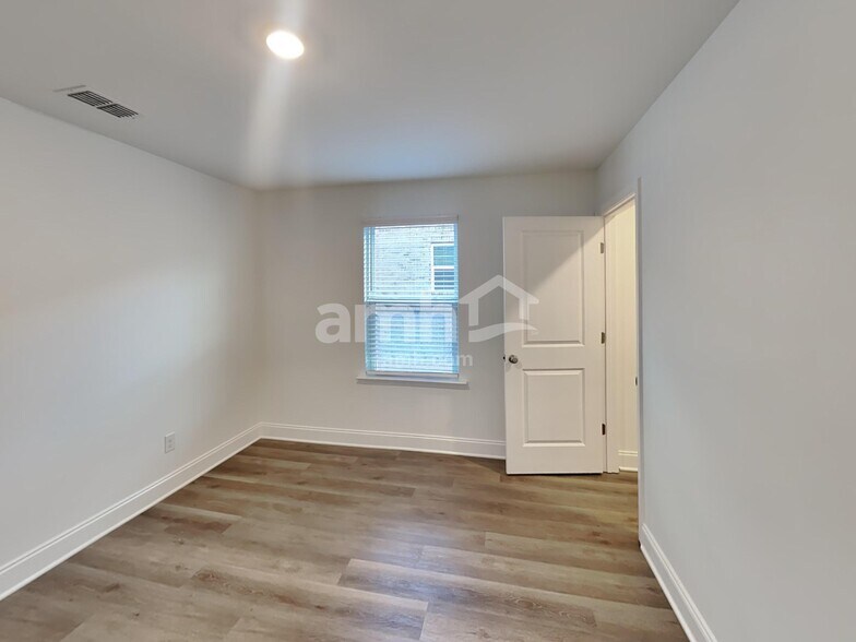 Building Photo - 115 Broadmoor Dr