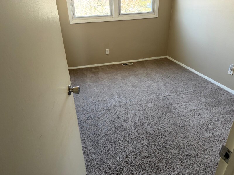 Building Photo - 8 Fireside Ct