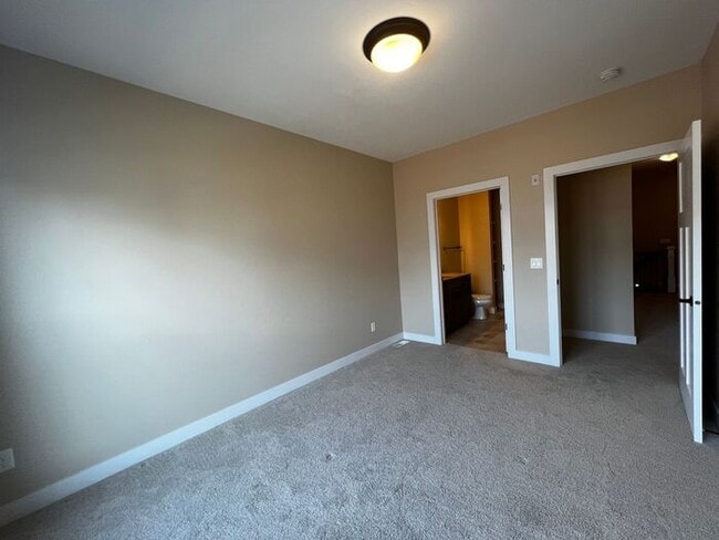 Building Photo - $2,450 | 2 Bedroom, 2.5 Bathroom Luxury Co...