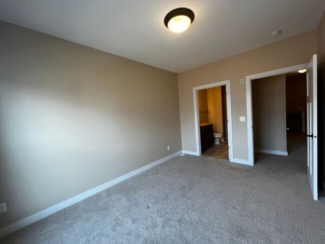 Building Photo - $2,500 | 2 Bedroom, 2.5 Bathroom Luxury Co...