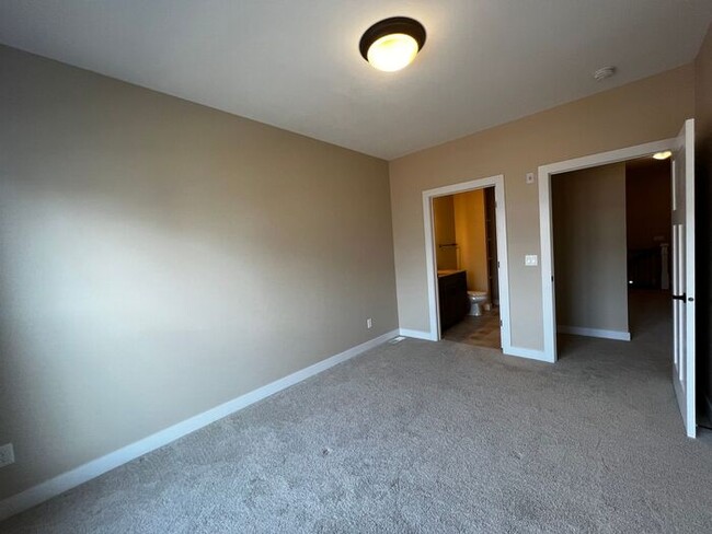 Building Photo - $2,550 | 2 Bedroom, 2.5 Bathroom Luxury Co...