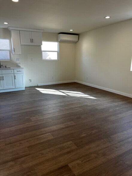 Building Photo - 636 E 87th St