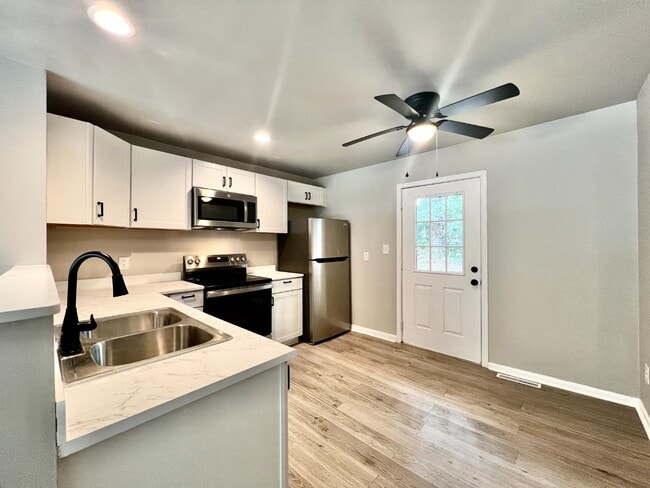 Building Photo - 3201 Erskine Dr